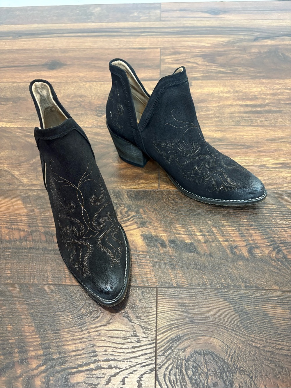 NEW Circle G Ankle Boots Embroidered Suede Leather Size 8.5